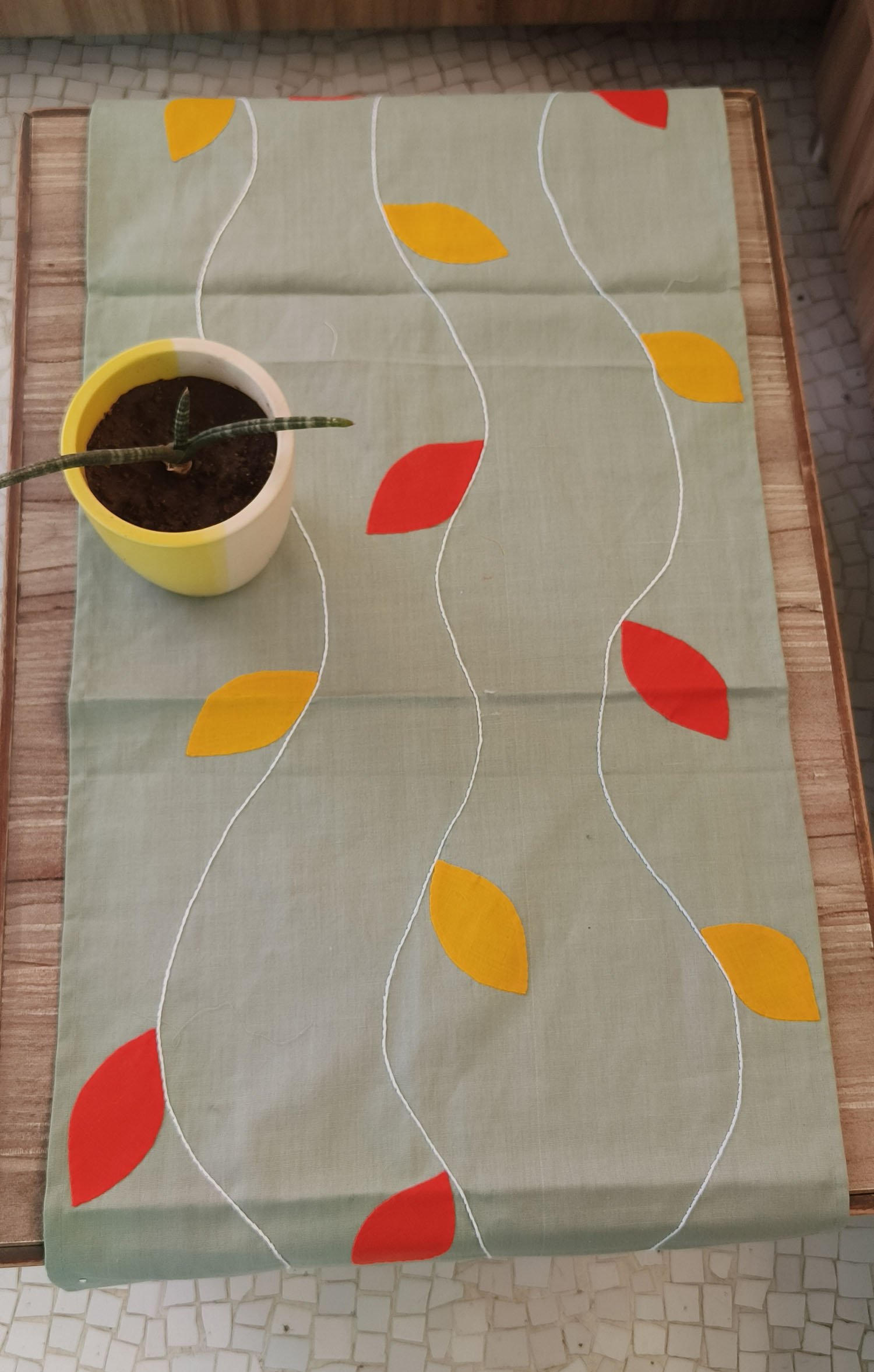 Table runners in applique - trellis